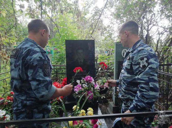 В Казани сотрудники ОМОН в канун 20-летия подвига Героя России Алексея Козина побывали на его могиле 
