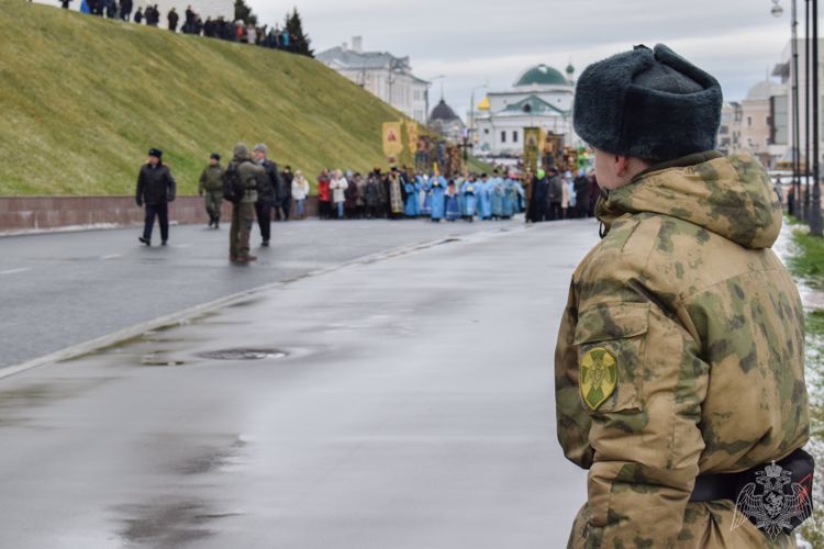 В Казани военнослужащие и сотрудники Росгвардии приняли участие в обеспечении общественной безопасности во время проведения крестного хода