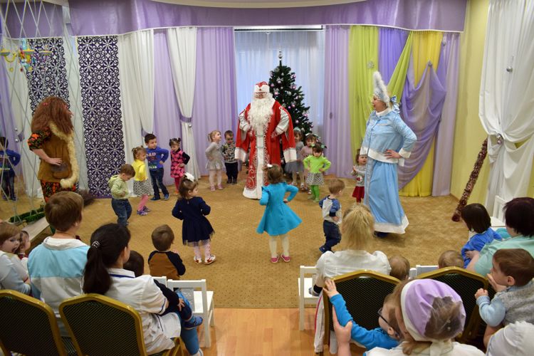 В Казани воспитанники республиканского Дома ребенка вместе с росгвардейцами попрощались с новогодней ёлкой 
