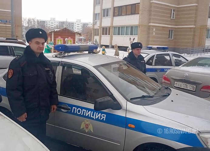 В Набережных Челнах сотрудники ОВО Росгвардии эвакуировали жильцов при пожаре в жилом доме 