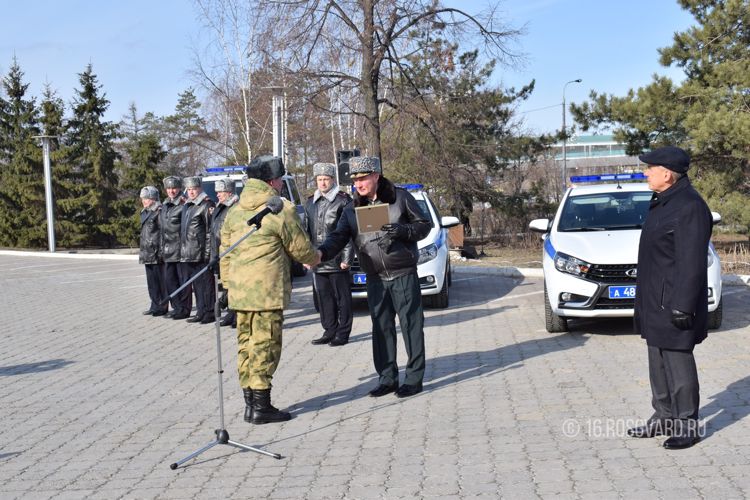 В Татарстане сотрудникам территориального управления Росгвардии вручили ключи от новых служебных автомашин
