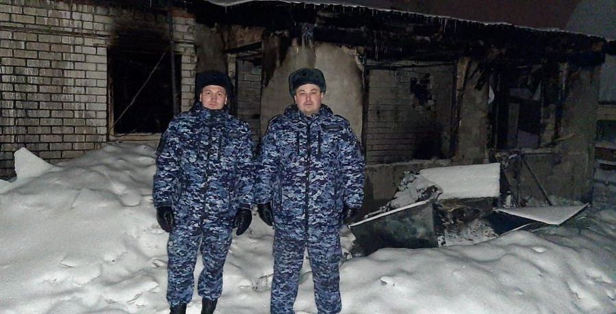 Сотрудники Росгвардии помогли эвакуировать пожилого инвалида из горящего дома в пос. Васильево