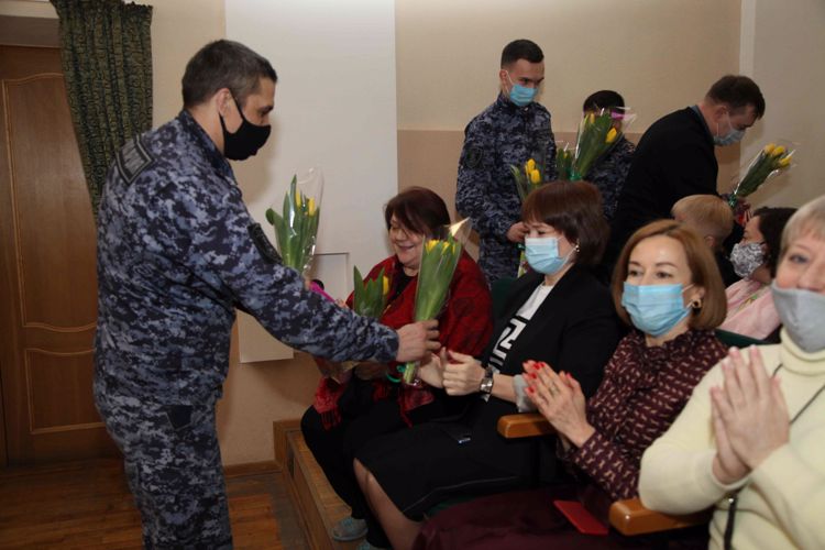В УВО Росгвардии по Республике Татарстан мужчины поздравили женскую половину коллектива с Международным женским днём