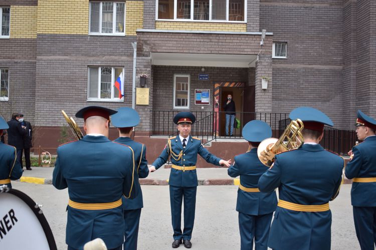 В Казани Президент Республики Татарстан поздравил со 100-летним юбилеем ветерана ВОВ под аккомпанемент военного оркестра полка Росгвардии