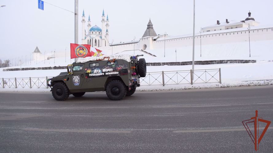 Росгвардейский Дед Мороз приехал в казанскую школу-интернат на новогоднем «Тигре» 
