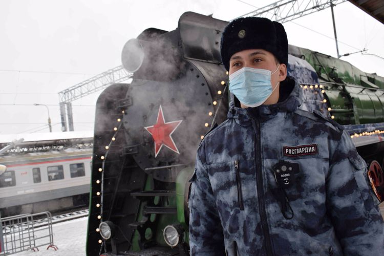 Военнослужащие Росгвардии приняли участие в обеспечении общественной безопасности во время проведения мероприятий, прибывшего в Казань «Поезда Деда Мороза»