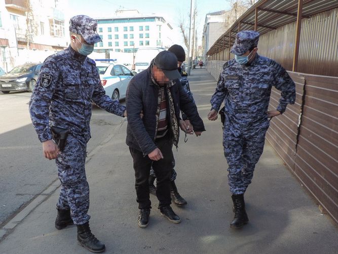 В Казани сотрудники УВО Росгвардии задержали подозреваемого, ранившего знакомого разбитой бутылкой 