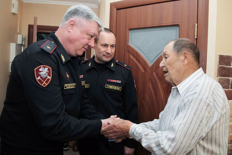 Росгвардейцы поздравили с 95-летним юбилеем участника Великой Отечественной войны - ветерана вневедомственной охраны Росгвардии полковника милиции в отставке Мануила Давлетшина