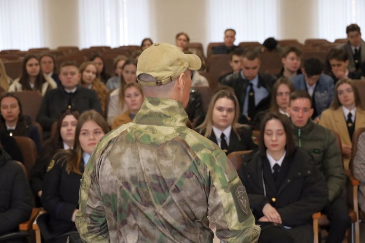 В Казани сотрудники спецподразделений Росгвардии провели показательное занятие для студентов юридического института