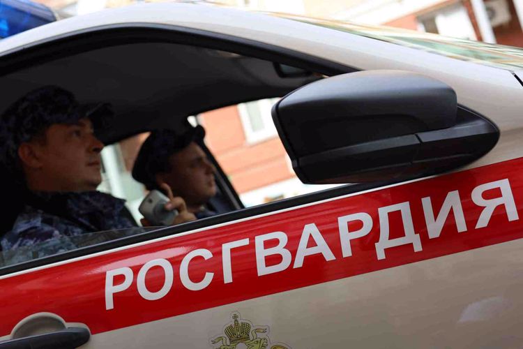 В Казани наряд вневедомственной охраны Росгвардии совместно с полицейскими задержал группу молодых людей, подозреваемых в грабеже телефона