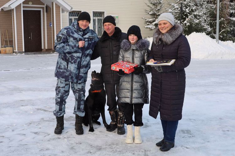 Сотрудники казанского ОМОН Росгвардии помогли исполнить новогоднее желание юной жительницы Татарстанам