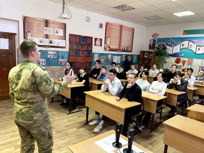 Военнослужащие Росгвардии провели для казанских школьников патриотическое мероприятие к Дню снятия блокады Ленинграда 
