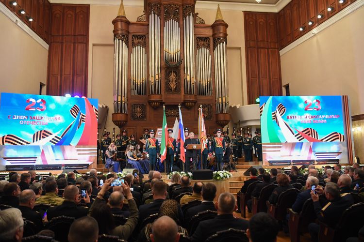 Раис Республики Татарстан Рустам Минниханов наградил сотрудников Росгвардии в честь Дня защитника Отечества