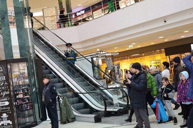 В День защитника Отечества росгвардейцы устроили музыкальный сюрприз посетителям торгового центра в Казани