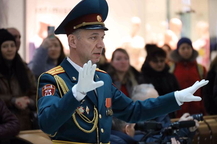 В День защитника Отечества росгвардейцы устроили музыкальный сюрприз посетителям торгового центра в Казани