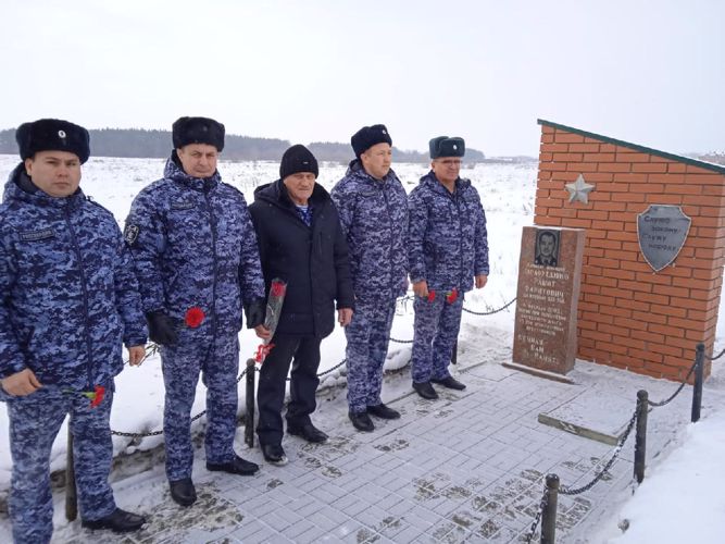 В г. Буинске сотрудники вневедомственной охраны Росгвардии приняли участие в городском митинге по случаю годовщины трагической гибели их коллеги