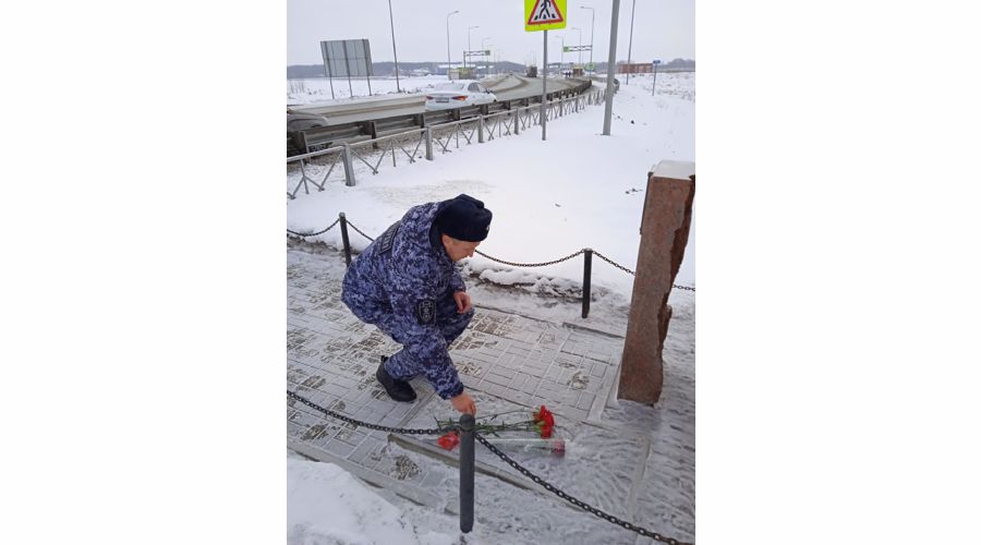 В г. Буинске сотрудники вневедомственной охраны Росгвардии приняли участие в городском митинге по случаю годовщины трагической гибели их коллеги