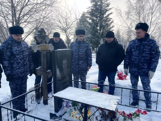 В г. Альметьевске росгвардейцы и ветераны ведомства почтили память погибших при исполнении служебного долга сослуживцев
