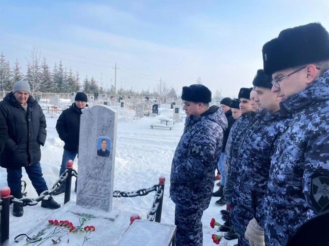 В г. Альметьевске росгвардейцы и ветераны ведомства почтили память погибших при исполнении служебного долга сослуживцев