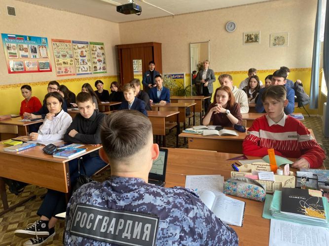 В г. Нижнекамске сотрудники вневедомственной охраны Росгвардии провели уроки мужества для школьников