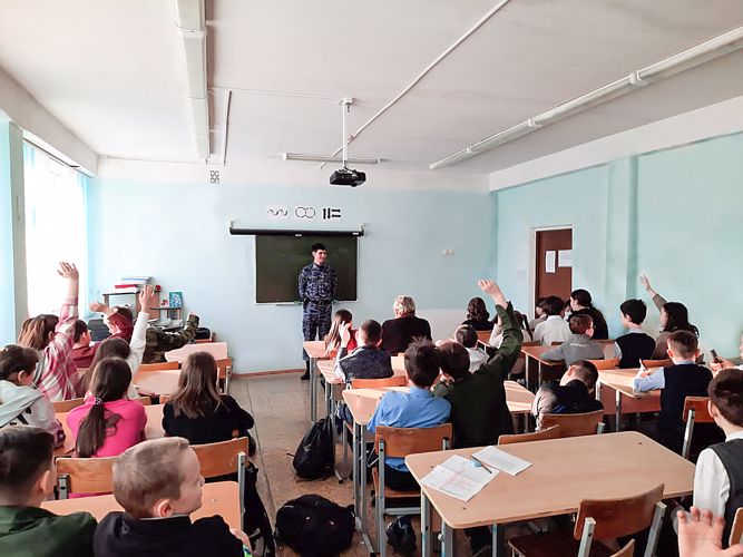 В г. Нижнекамске сотрудники вневедомственной охраны Росгвардии провели уроки мужества для школьников
