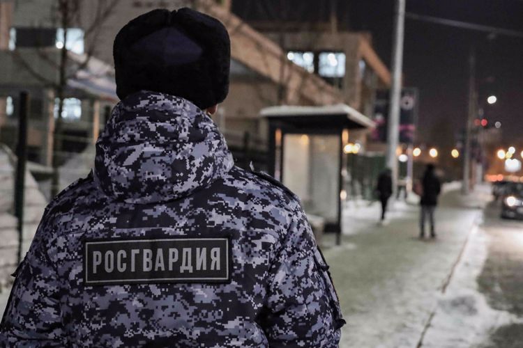 В Казани сотрудники Росгвардии задержали мужчину, подозреваемого в краже денег с найденной на улице банковской карты 