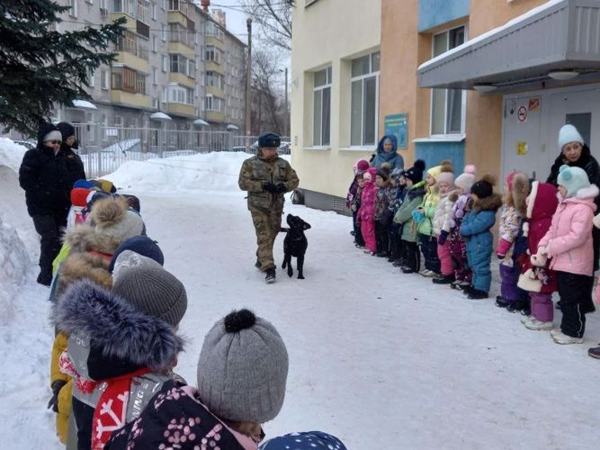 Военнослужащий Росгвардии познакомил казанских дошкольников с профессией кинолога