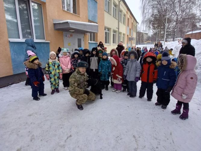 Военнослужащий Росгвардии познакомил казанских дошкольников с профессией кинолога