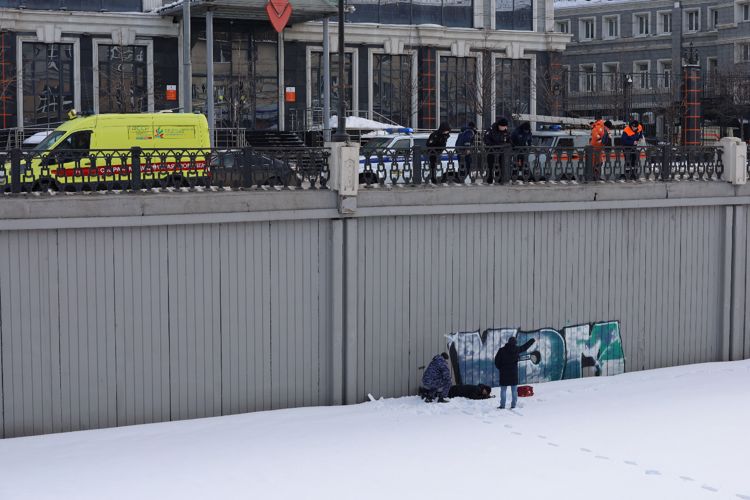 В Казани росгвардейцы помогли спасти упавшего на лед городского канала человека