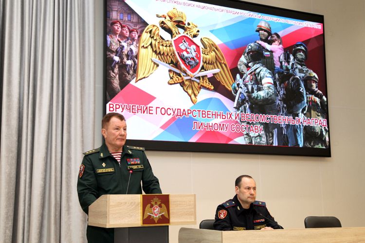В Казани командующий Приволжским округом Росгвардии вручил государственные награды участникам специальной военной операции