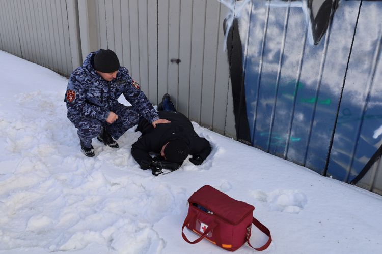 В Казани росгвардейцы помогли спасти упавшего на лед городского канала человека