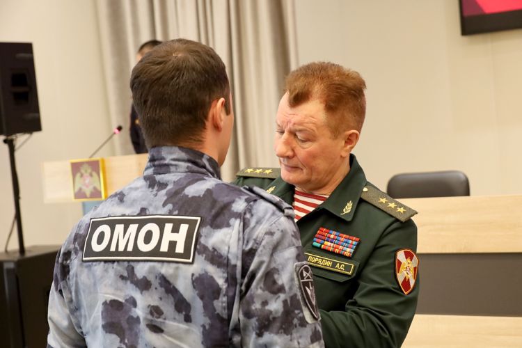 В Казани командующий Приволжским округом Росгвардии вручил государственные награды участникам специальной военной операции