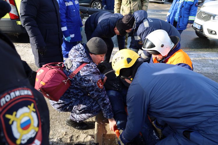 В Казани росгвардейцы помогли спасти упавшего на лед городского канала человека