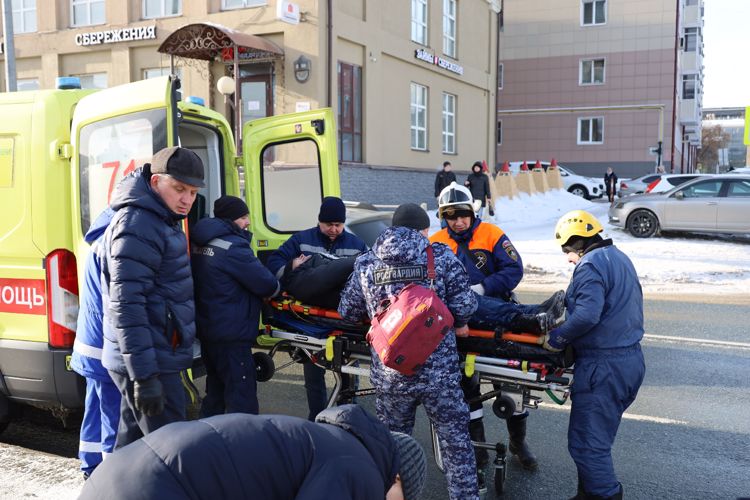 В Казани росгвардейцы помогли спасти упавшего на лед городского канала человека