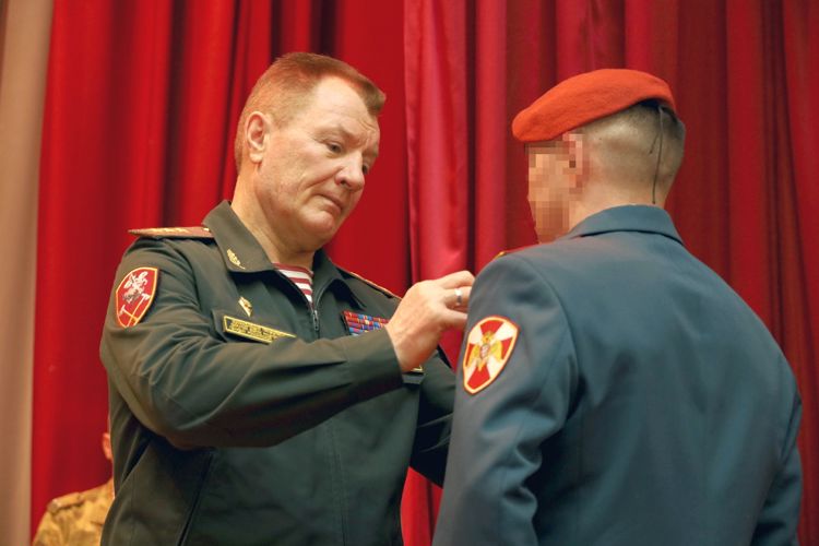 В Казани командующий Приволжским округом Росгвардии вручил государственные награды участникам специальной военной операции