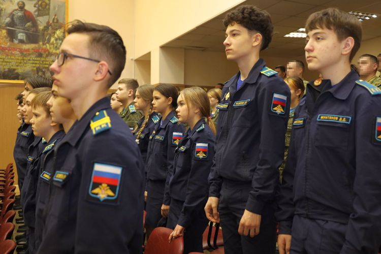 В Казани командующий Приволжским округом Росгвардии вручил государственные награды участникам специальной военной операции