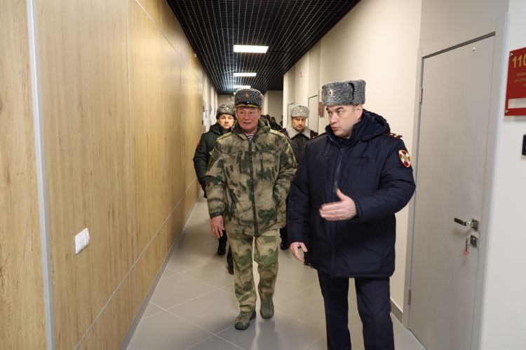 В Казани командующий Приволжским округом Росгвардии вручил государственные награды участникам специальной военной операции