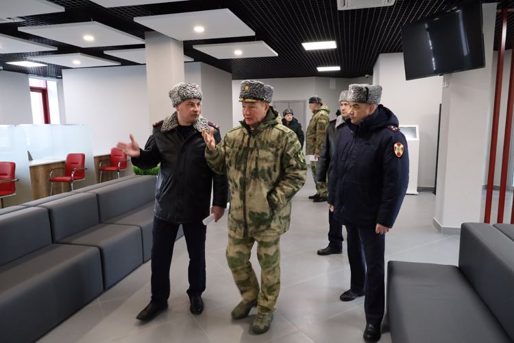 В Казани командующий Приволжским округом Росгвардии вручил государственные награды участникам специальной военной операции
