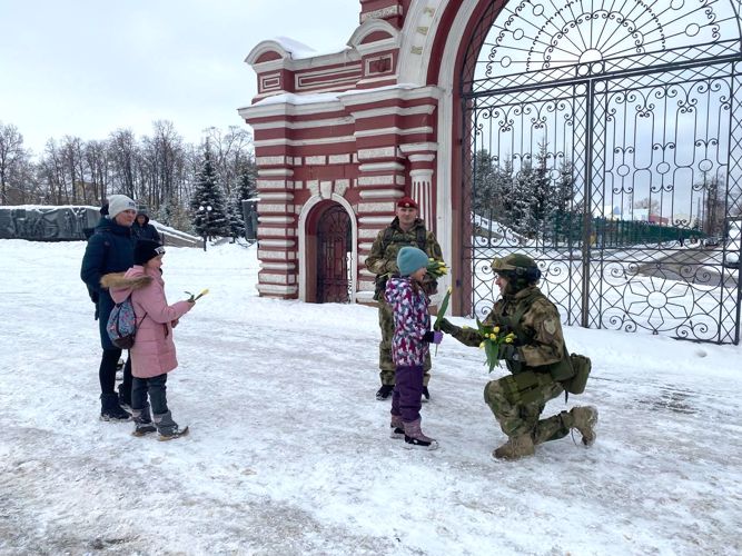 В канун 8 Марта казанские росгвардейцы вышли на улицу с цветами, чтобы поздравить женщин с наступающим праздником