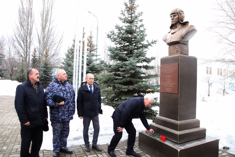 Ветераны Управления Росгвардии по Республике Татарстан возложили цветы к бюсту Героя России Алексея Козина 
