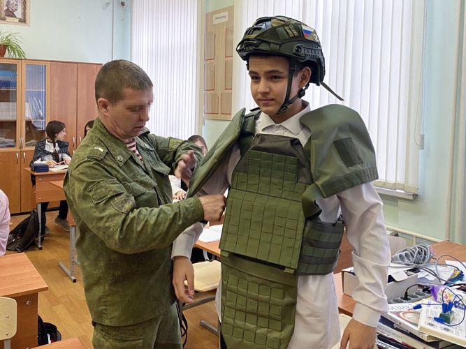 Казанские росгвардейцы провели урок мужества для учеников Гимназии №3