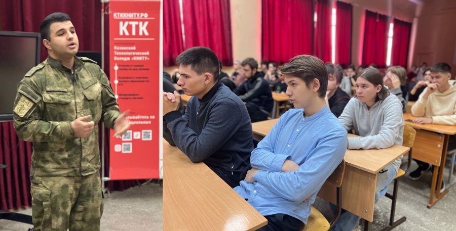 Военнослужащие казанского батальона Росгвардии по охране важных государственных объектов рассказали студентам о войсках национальной гвардии