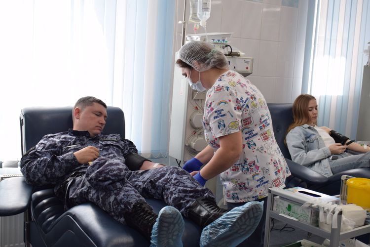В Казани сотрудники Росгвардии приняли участие в донорской акции по сдаче плазмы крови