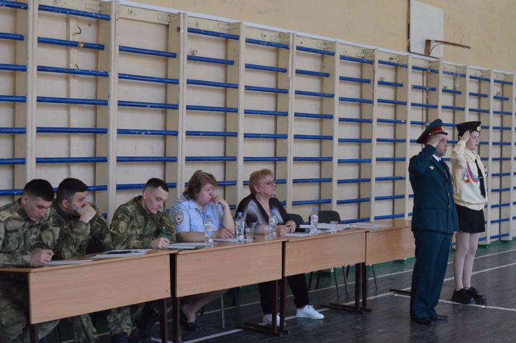Военнослужащие Росгвардии приняли участие в проведении конкурса строя и песни среди школ Кировского района г. Казани