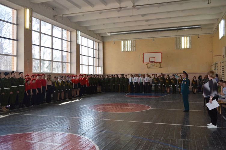 Военнослужащие Росгвардии приняли участие в проведении конкурса строя и песни среди школ Кировского района г. Казани
