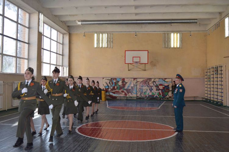 Военнослужащие Росгвардии приняли участие в проведении конкурса строя и песни среди школ Кировского района г. Казани