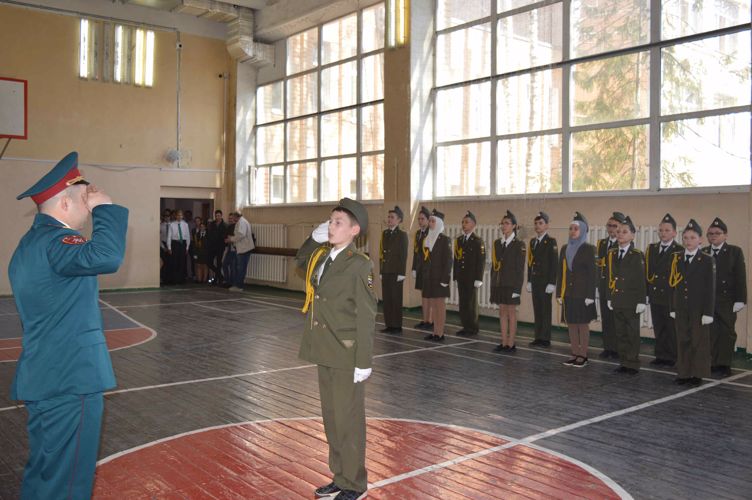 Военнослужащие Росгвардии приняли участие в проведении конкурса строя и песни среди школ Кировского района г. Казани