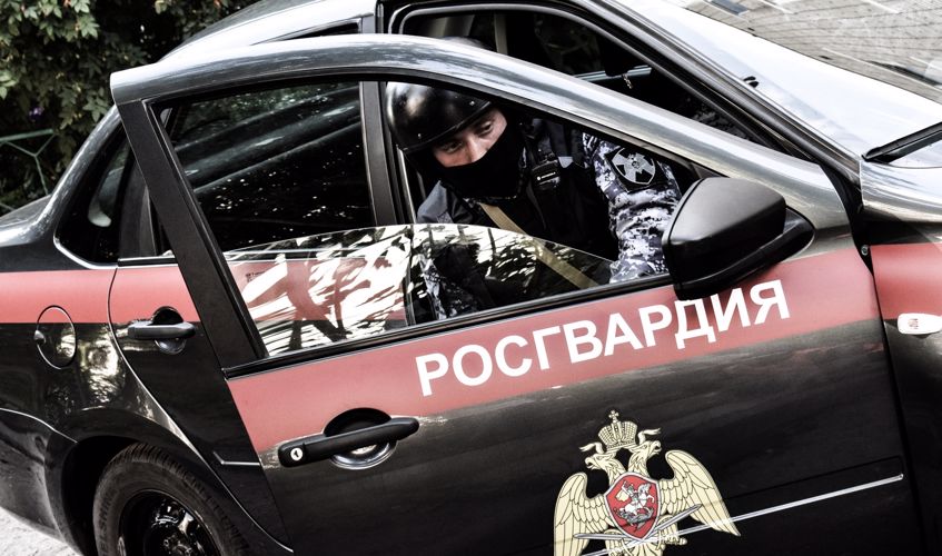 В г. Казани наряд вневедомственной охраны Росгвардии совместно с сотрудниками МВД задержал подозреваемую в ножевом ранении супруга