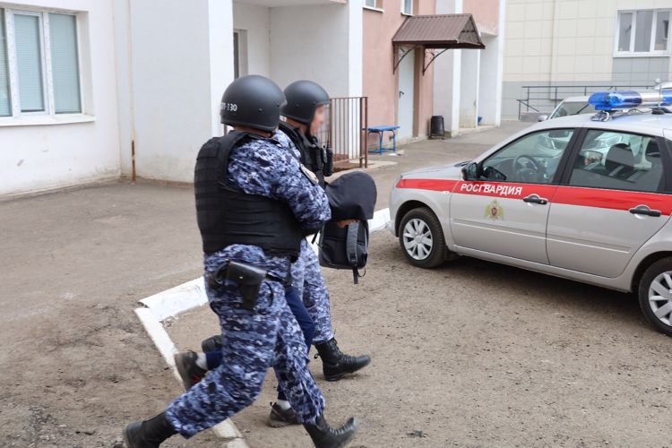 В г. Казани сотрудники Росгвардии рассказали, как обезопасить имущество от квартирных воров в период сезона отпусков 