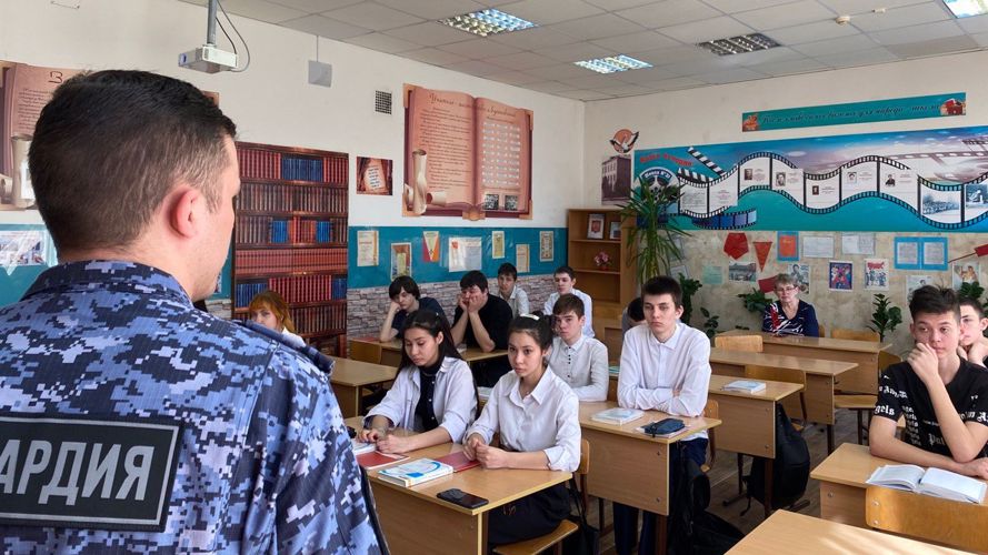 В День космонавтики офицер Росгвардии рассказал казанским школьникам об историческом событии 